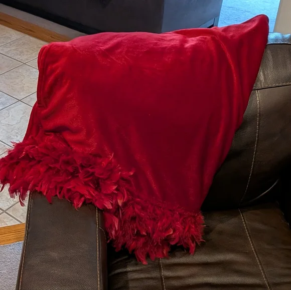 Luxurious Red Throw Blanket - Picture 4 of 8